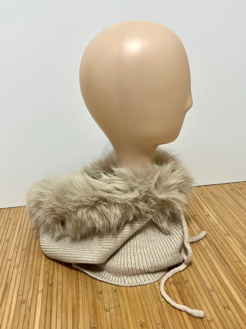 Balaclava de punto con pelo en la capucha